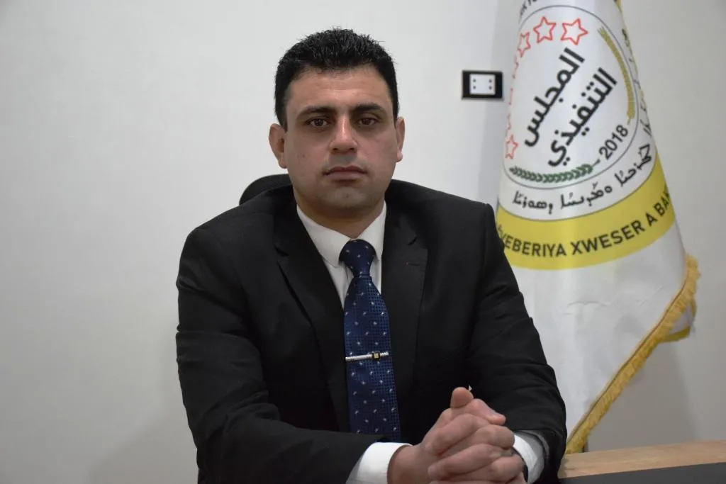 Rêveberiya Xweser sedema vekirina dergehên bi herêmên hikumeta Sûriyê ve eşkere kir