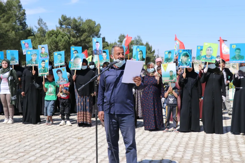 ​​​​​​​Malbatên şehîdan kiryarên dewleta Tirk ên li dijî goristanên şehîdan şermezar kirin