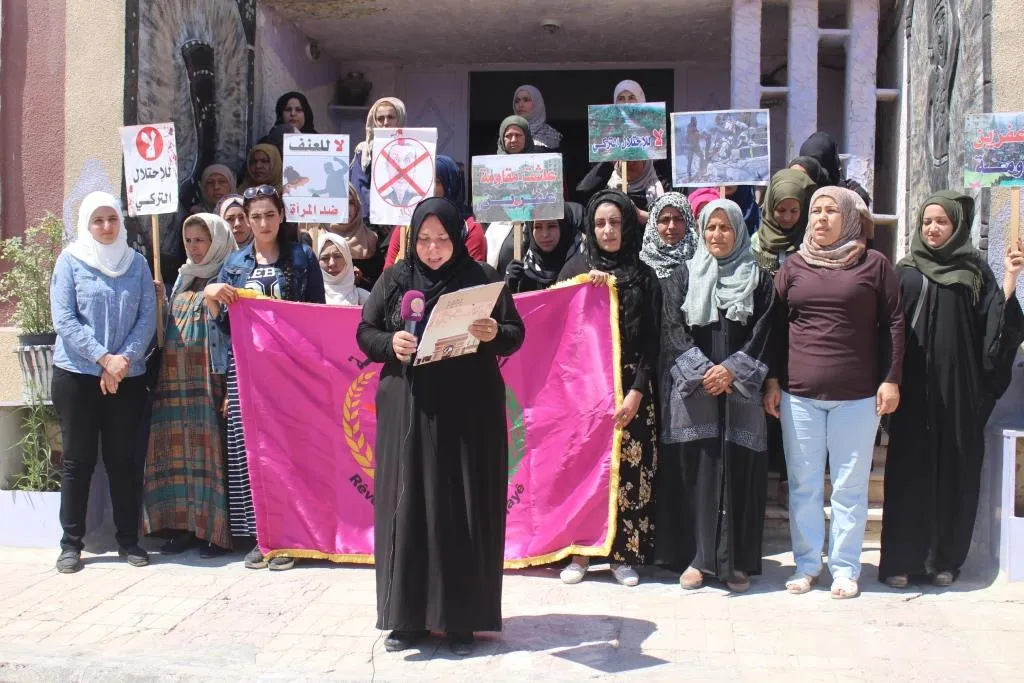 Jinên Reqayê nerazîbûn nîşanî sûcên çeteyên Tirkiyê yên li dijî jinan dan
