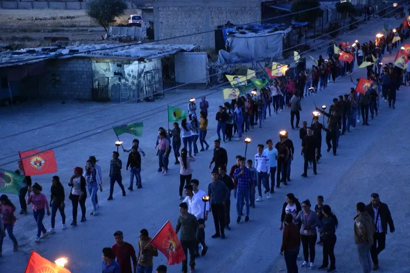 Ciwanên Efrîn û Şehbayê li dijî tecrîdê meşiyan