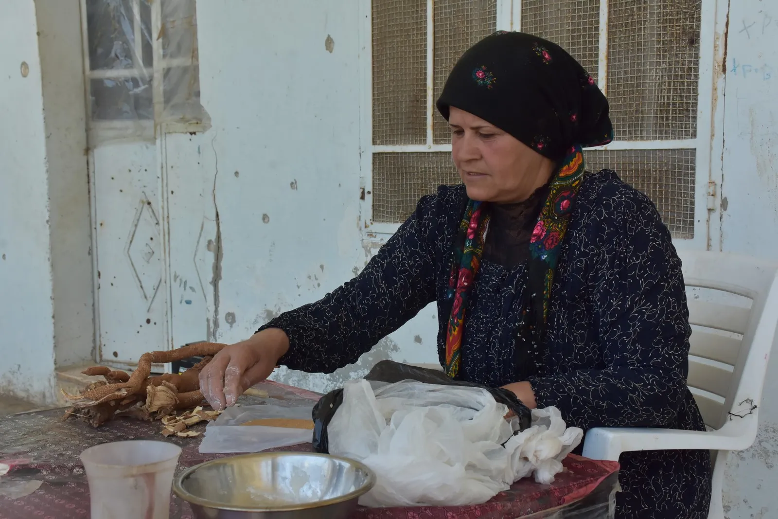 Malbateke efrînî bi rêbaza tiba xwezayî nexweşan derman dike
