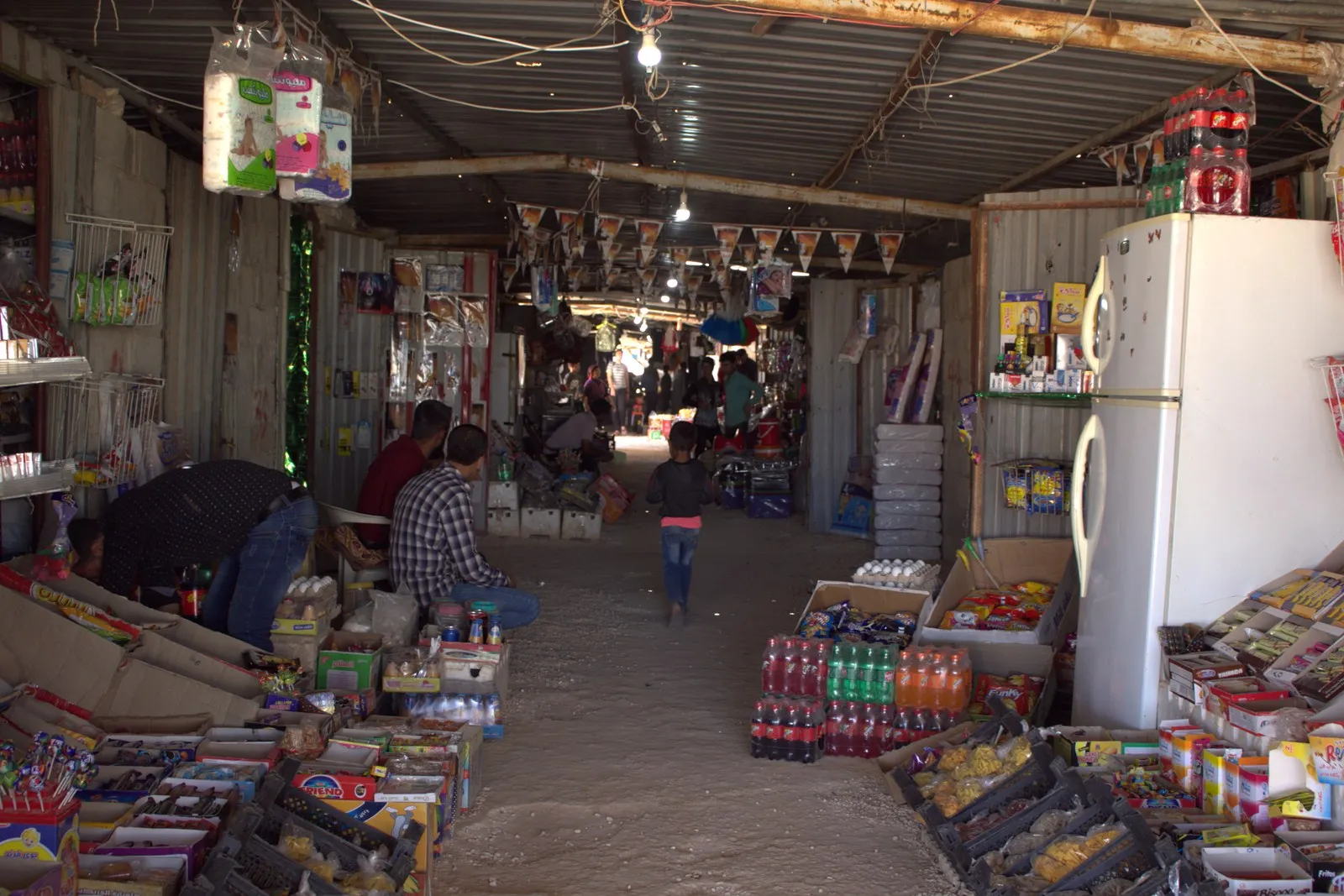 Jinên Efrînê ji bo alîkariya malbatên xwe di nav sûkan de kar dikin