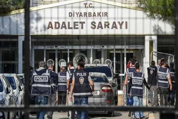 Li Bakurê Kurdistanê polîsên Tirk avêtin ser avahiya KCD'ê –HATE NÛKIRIN