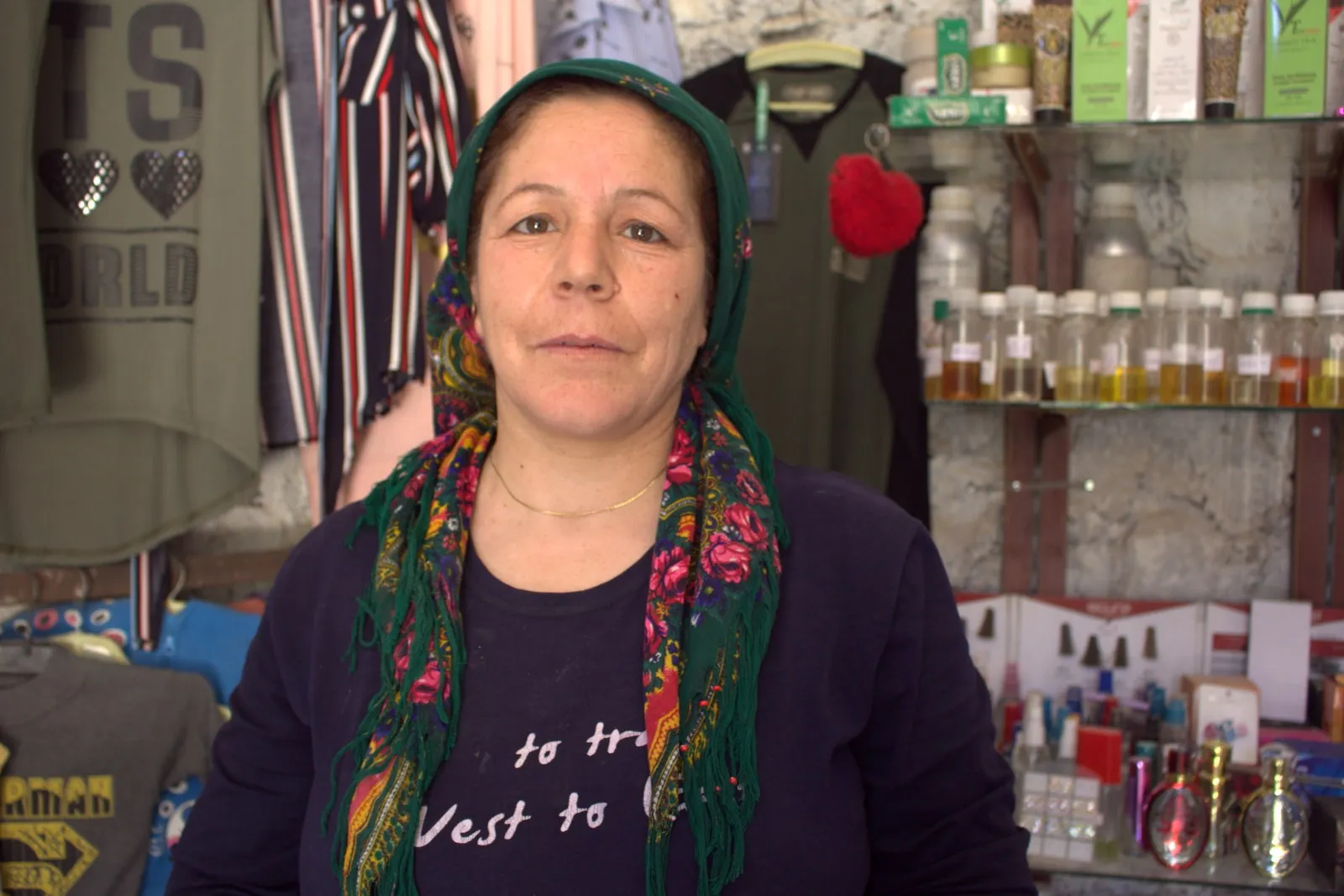 Jinên Efrînê ji bo alîkariya malbatên xwe di nav sûkan de kar dikin