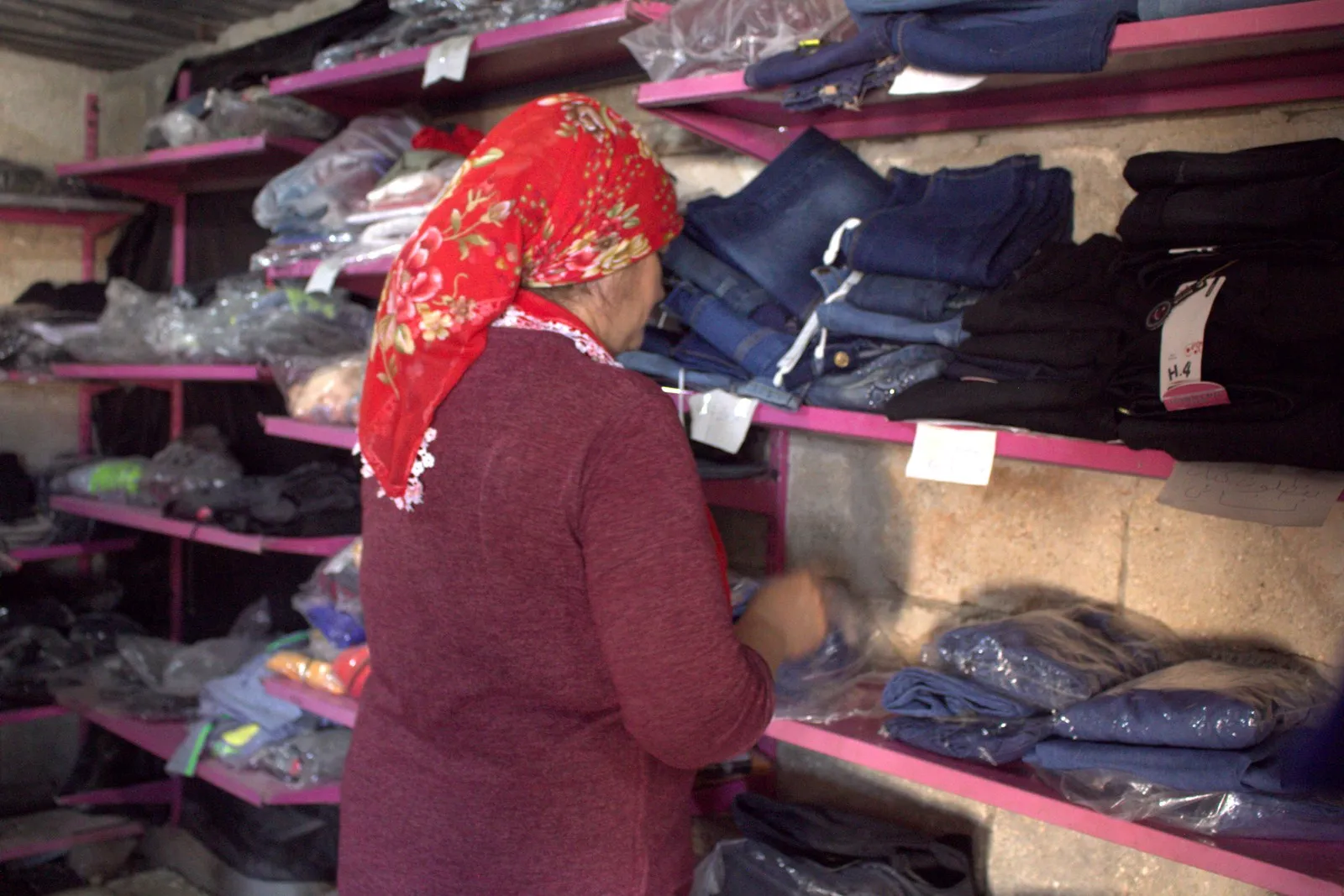 Jinên Efrînê ji bo alîkariya malbatên xwe di nav sûkan de kar dikin