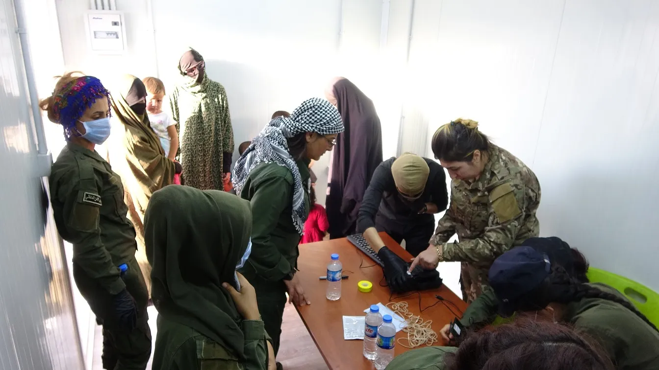 Li kampa Holê gavên nû