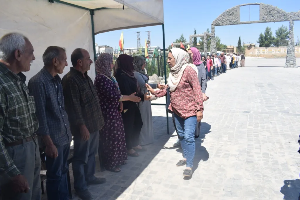 Şêniyên Kobanê sersaxî ji malbatên her 3 şehîdên jin re xwest