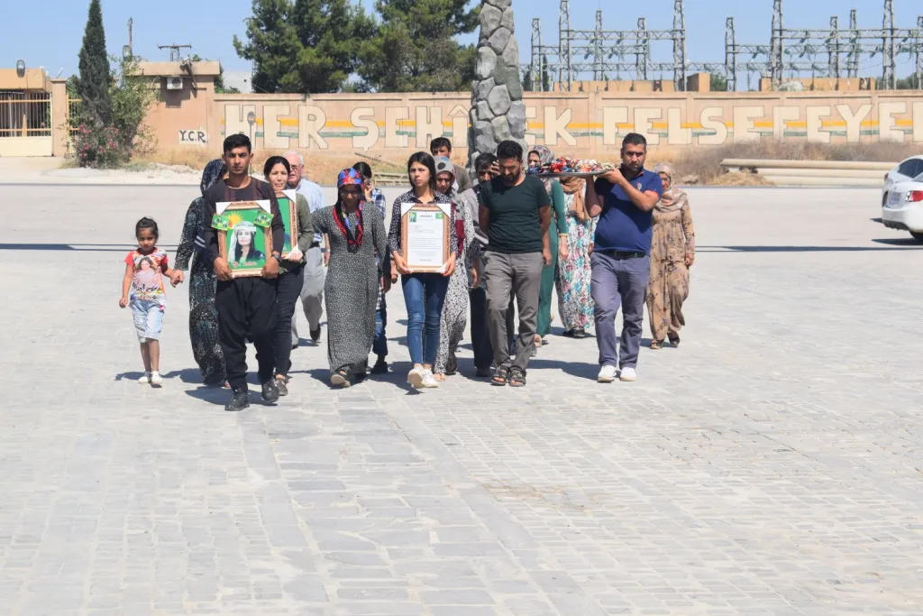 Şêniyên Kobanê sersaxî ji malbatên her 3 şehîdên jin re xwest