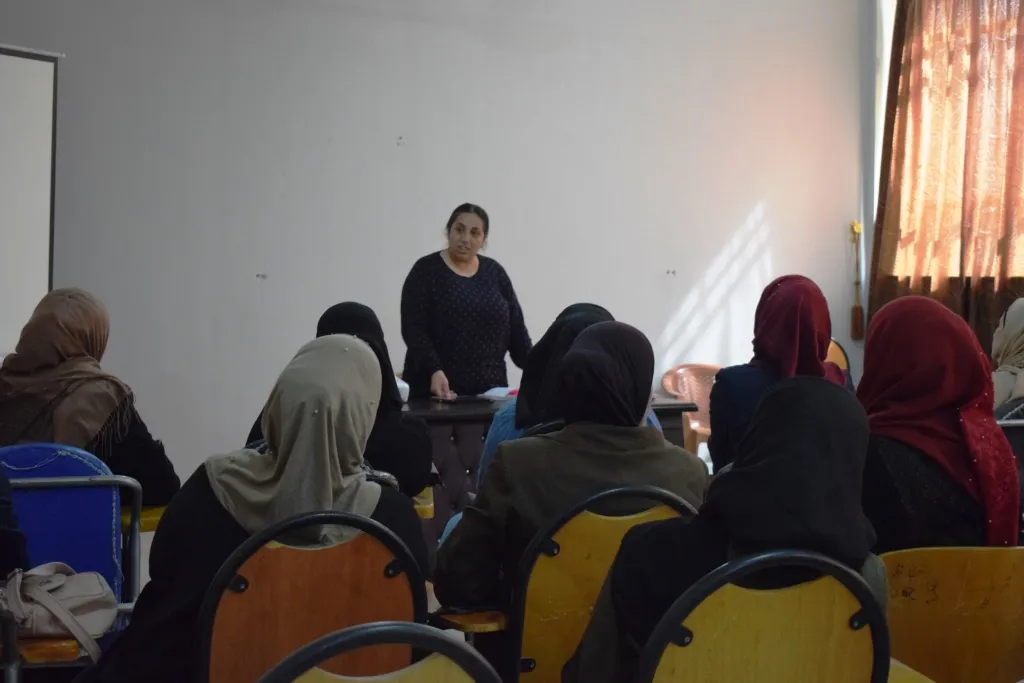 Mamosteyên Minbicê perwerdeya jineolojiyê dibînin