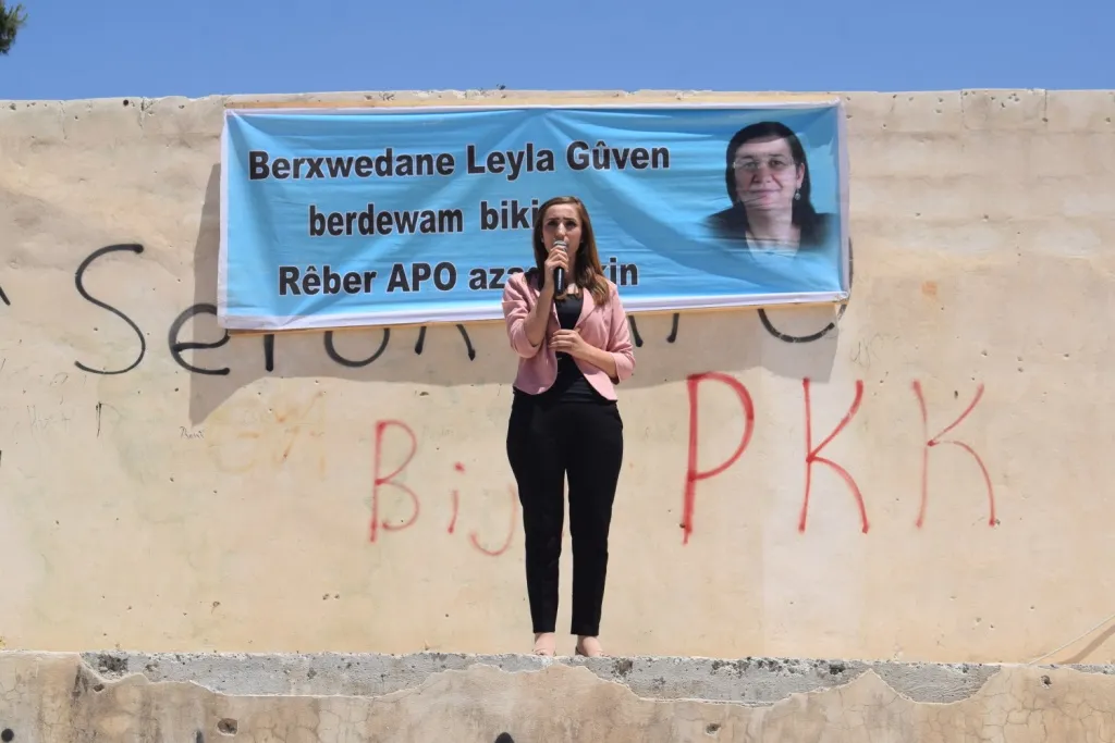Li Kobanê jin ji bo Leyla Guven meşiyan