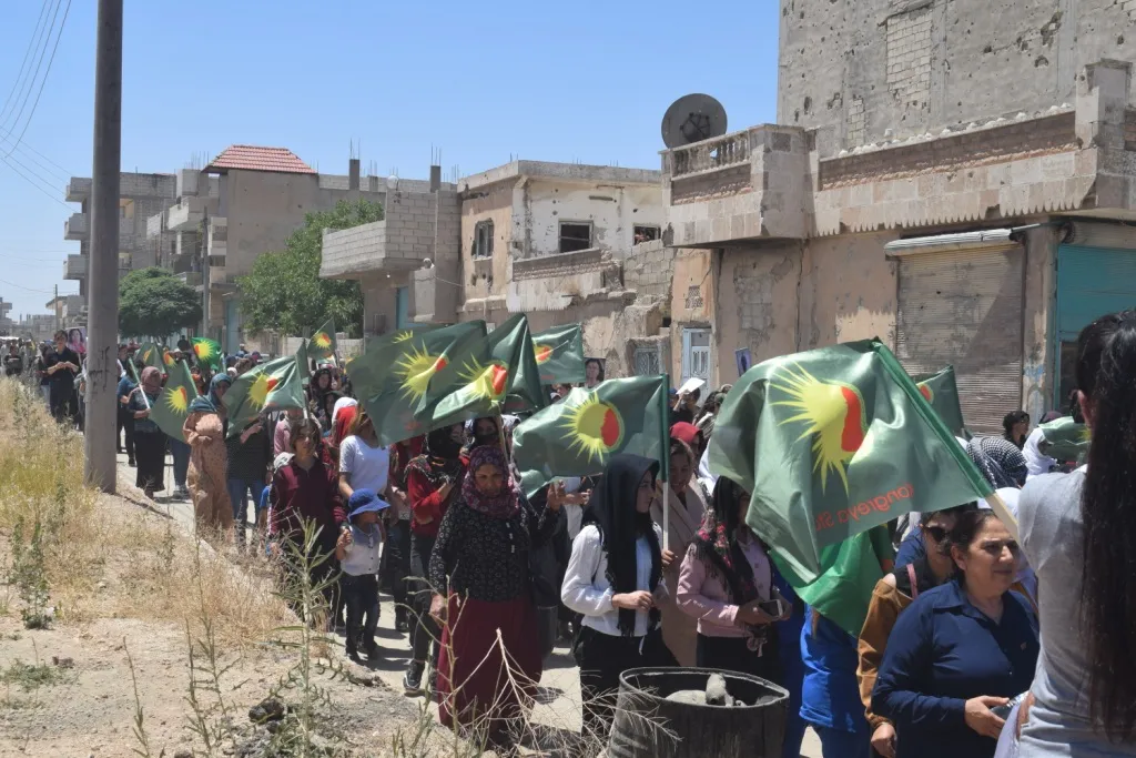 Li Kobanê jin ji bo Leyla Guven meşiyan