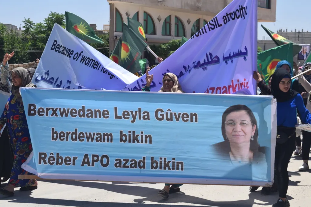 Li Kobanê jin ji bo Leyla Guven meşiyan