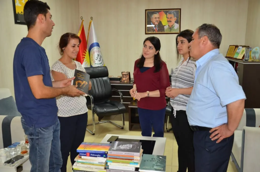 Du akademisyenan pirtûk diyarî Zanîngeha Rojava kirin
