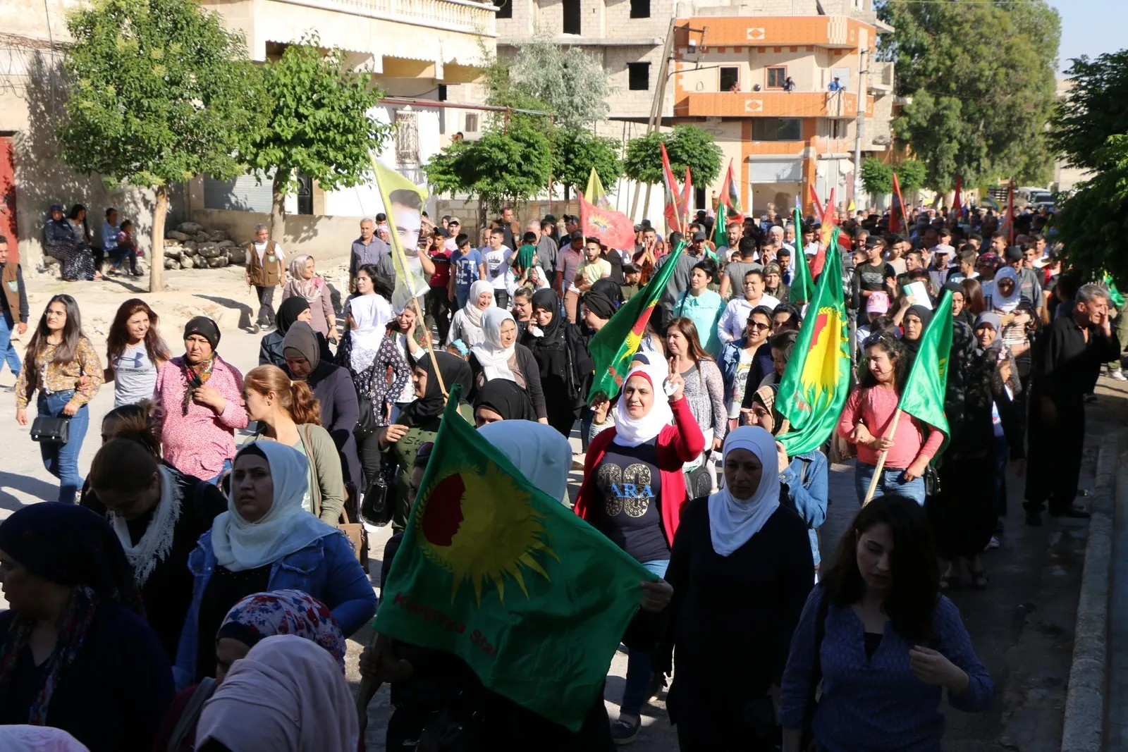 Sûcên li dijî jinên Efrînê li Helebê hatin şermezarkirin