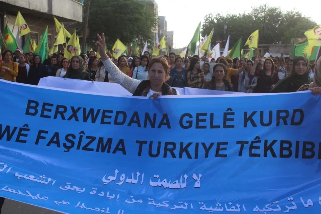 Li Dirbêsiyê bi hezaran ji bo Mexmûr û Şengalê meşiyan