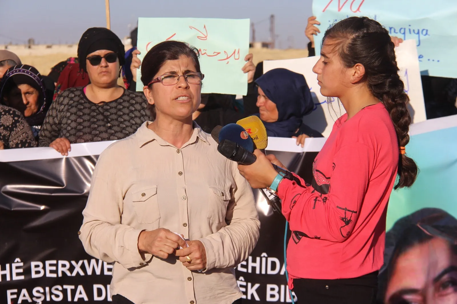 Dayik  û hevjînên şehîdan komkujiya li Helîncê şermezar kirin
