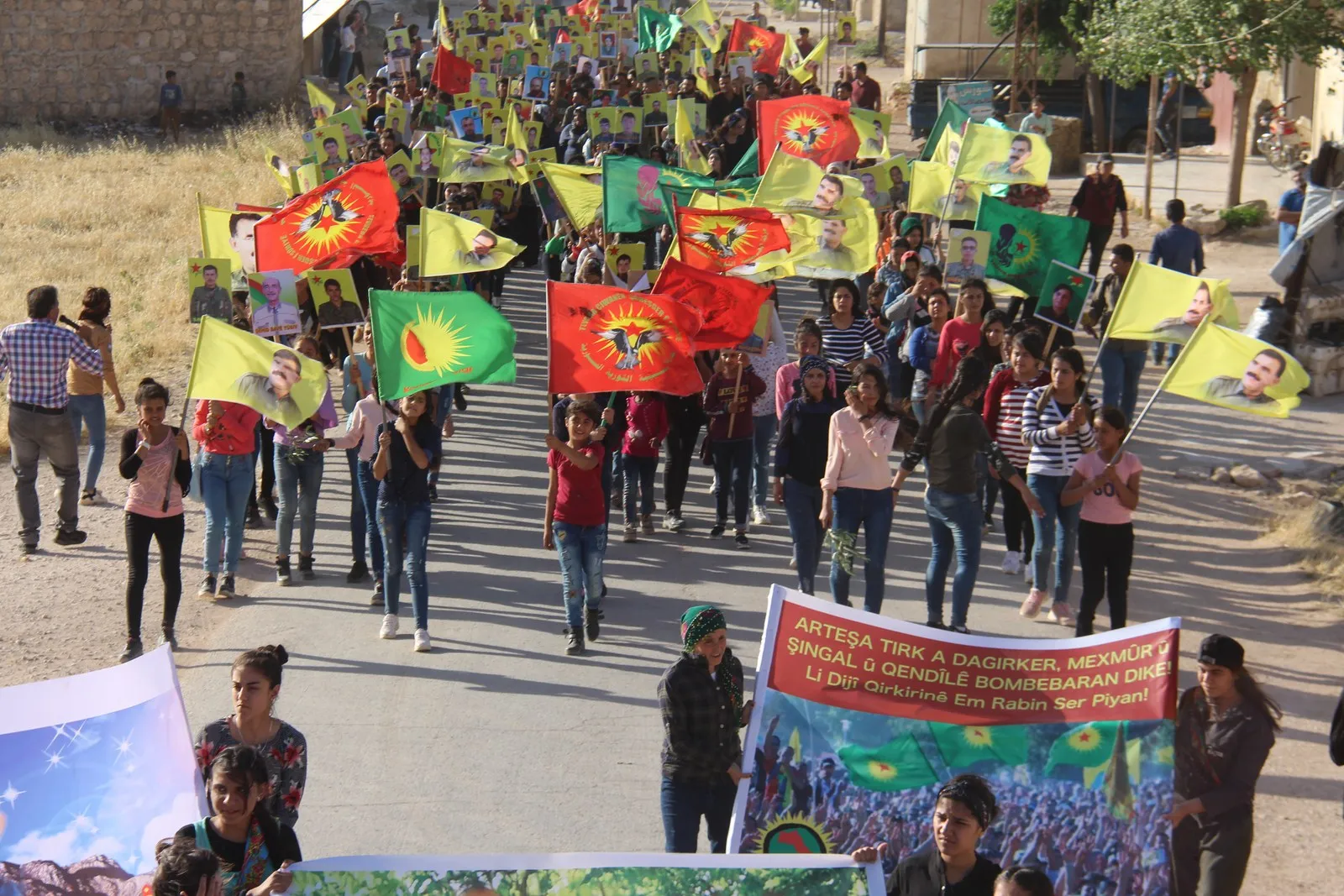 Ciwanên Efrînê li dijî dagirkeriyê meşiyan