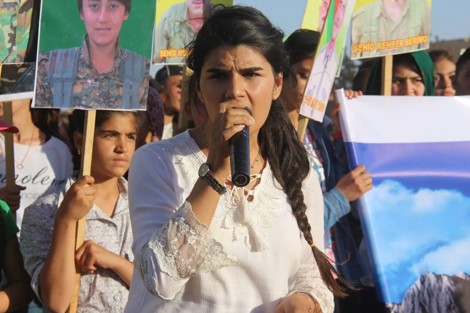 Ciwanên Efrînê li dijî dagirkeriyê meşiyan