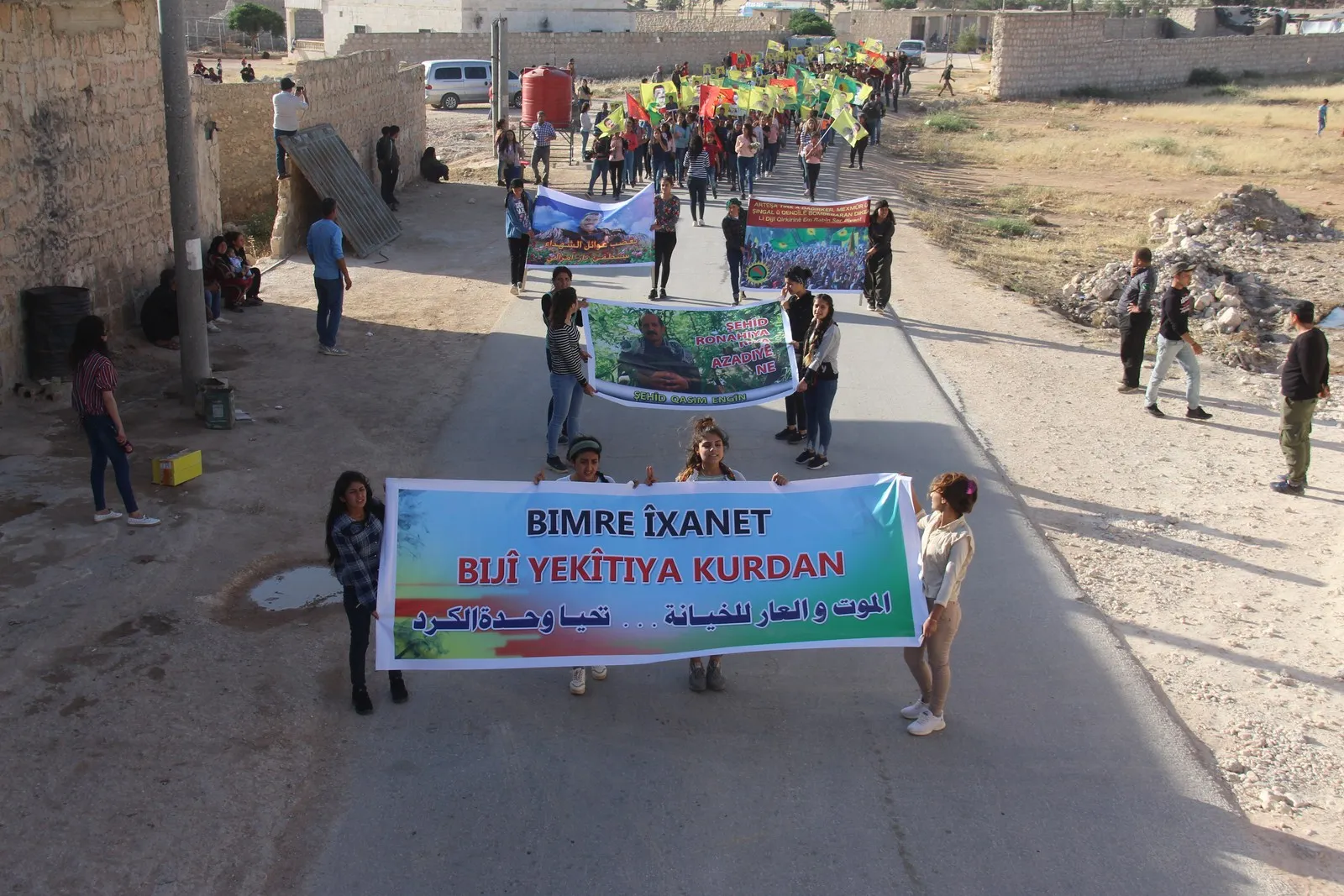 Ciwanên Efrînê li dijî dagirkeriyê meşiyan