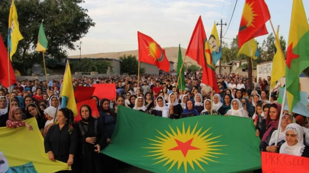 ​​​​​​​Xelkê Mexmûr û Şengalê li dijî êrişên Tirkiyê meşiyan