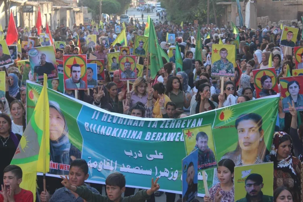 Şêniyên Dirbêsiyê li dijî êrişa li ser Kobanê meşiyan