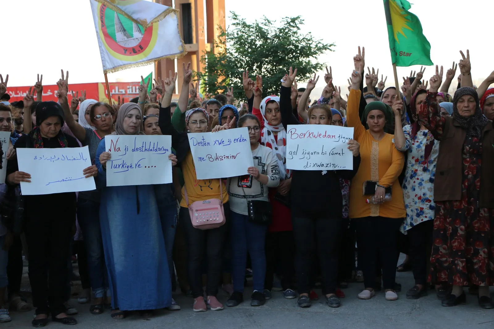 Li Helebê bi hezaran êrişên dewleta Tirk şermezar kirin