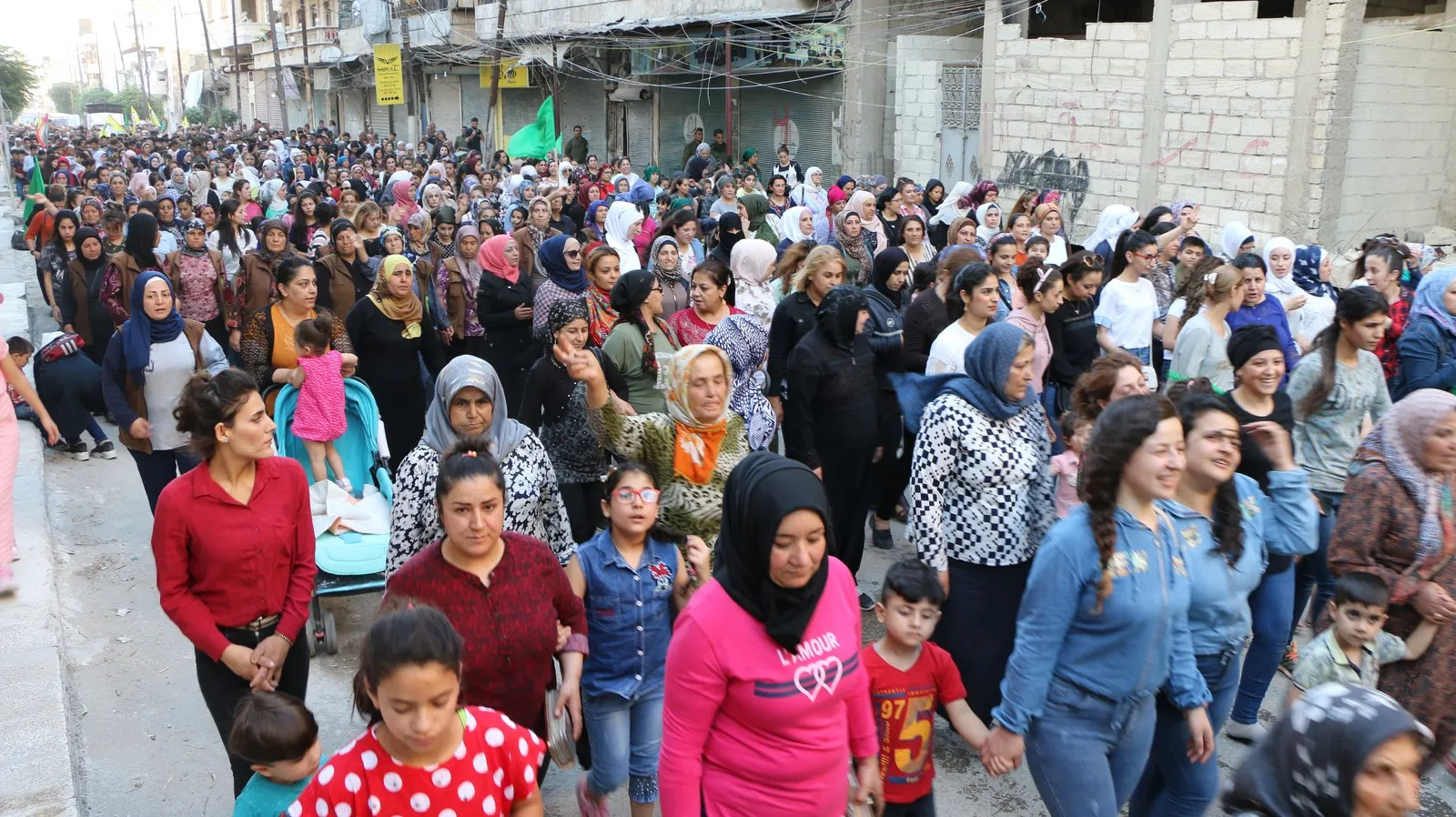 Li Helebê bi hezaran êrişên dewleta Tirk şermezar kirin