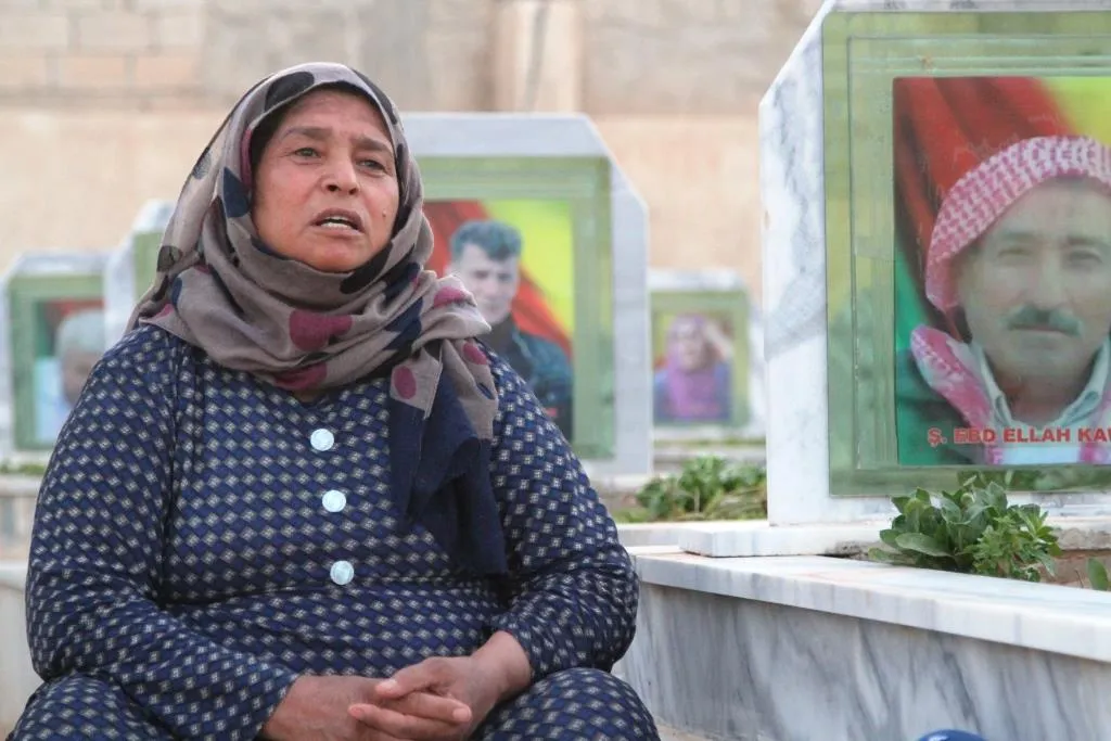 ​​​​​​​Yek ji serpêhatiyên bi êş ên komkujiya Kobanê