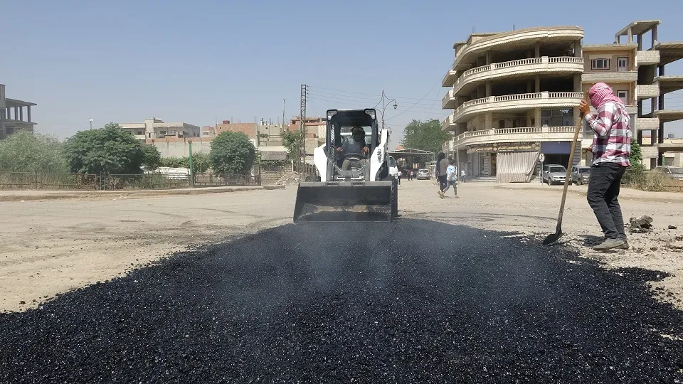 ​​​​​​​Li Dêrikê qîrkirina rêyan û li Reqayê jî sererastkirina kanalîzasyonan