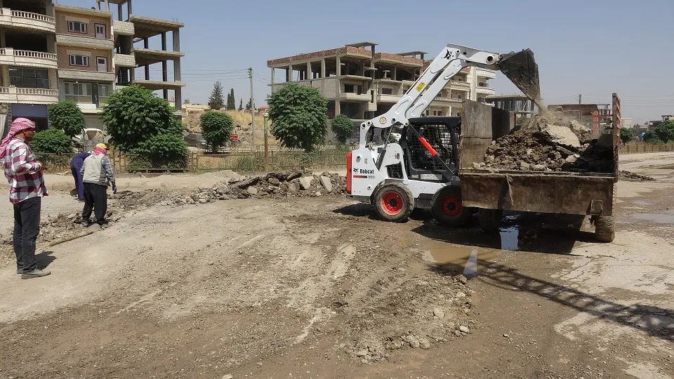 ​​​​​​​Li Dêrikê qîrkirina rêyan û li Reqayê jî sererastkirina kanalîzasyonan
