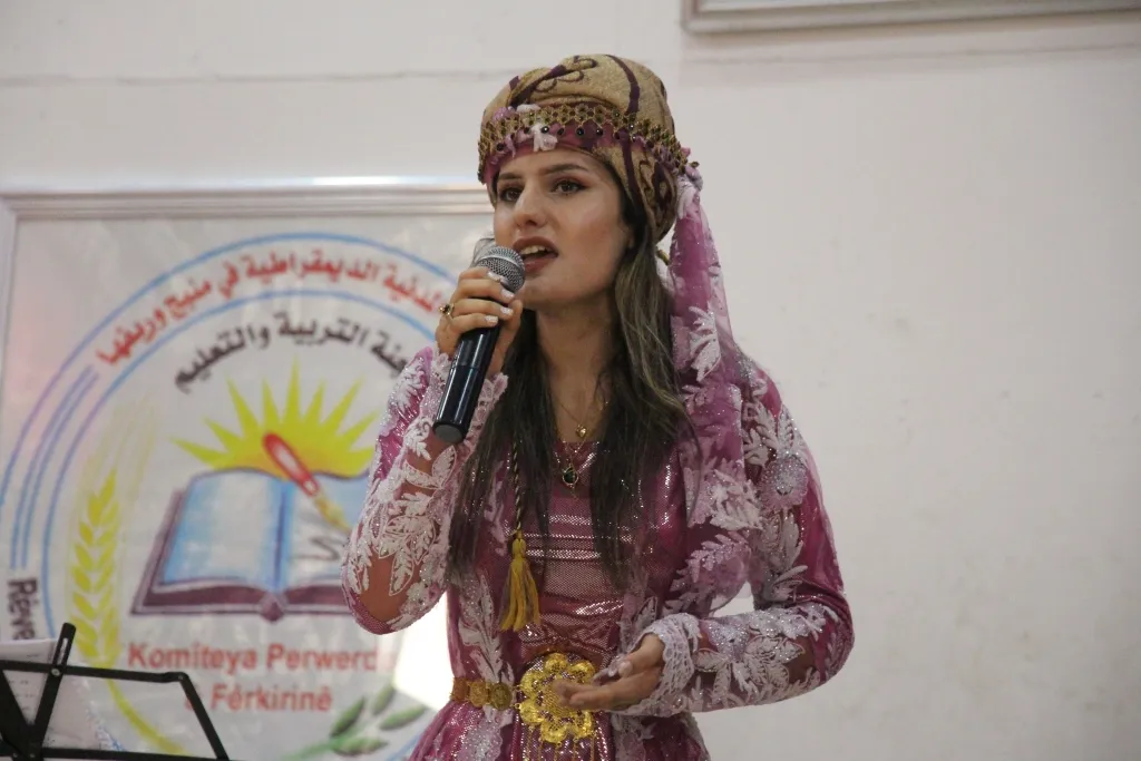 Li Minbicê xwendekarên di zimanê kurdî de biser ketin hatin xelatkirin