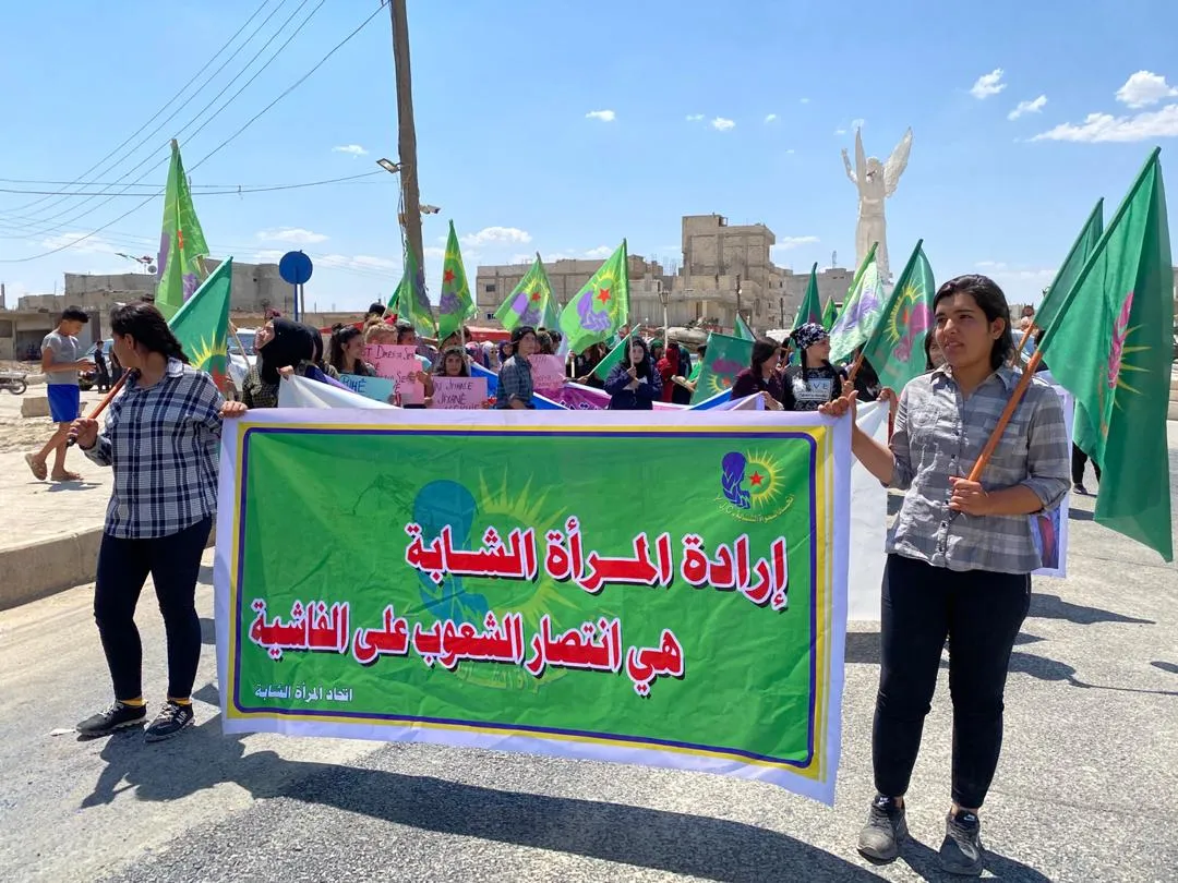 Jinên ciwan li dijî sûcên Tirkiyê meşiyan