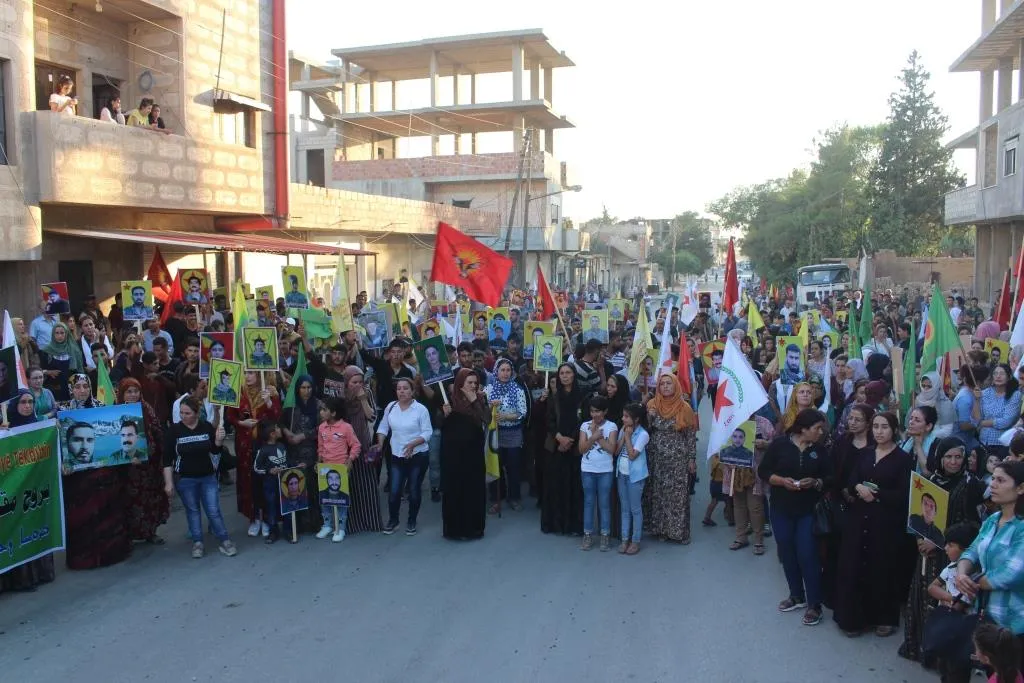 Şêniyên Dirbêsiyê li dijî êrişên dewleta Tirk meşiyan