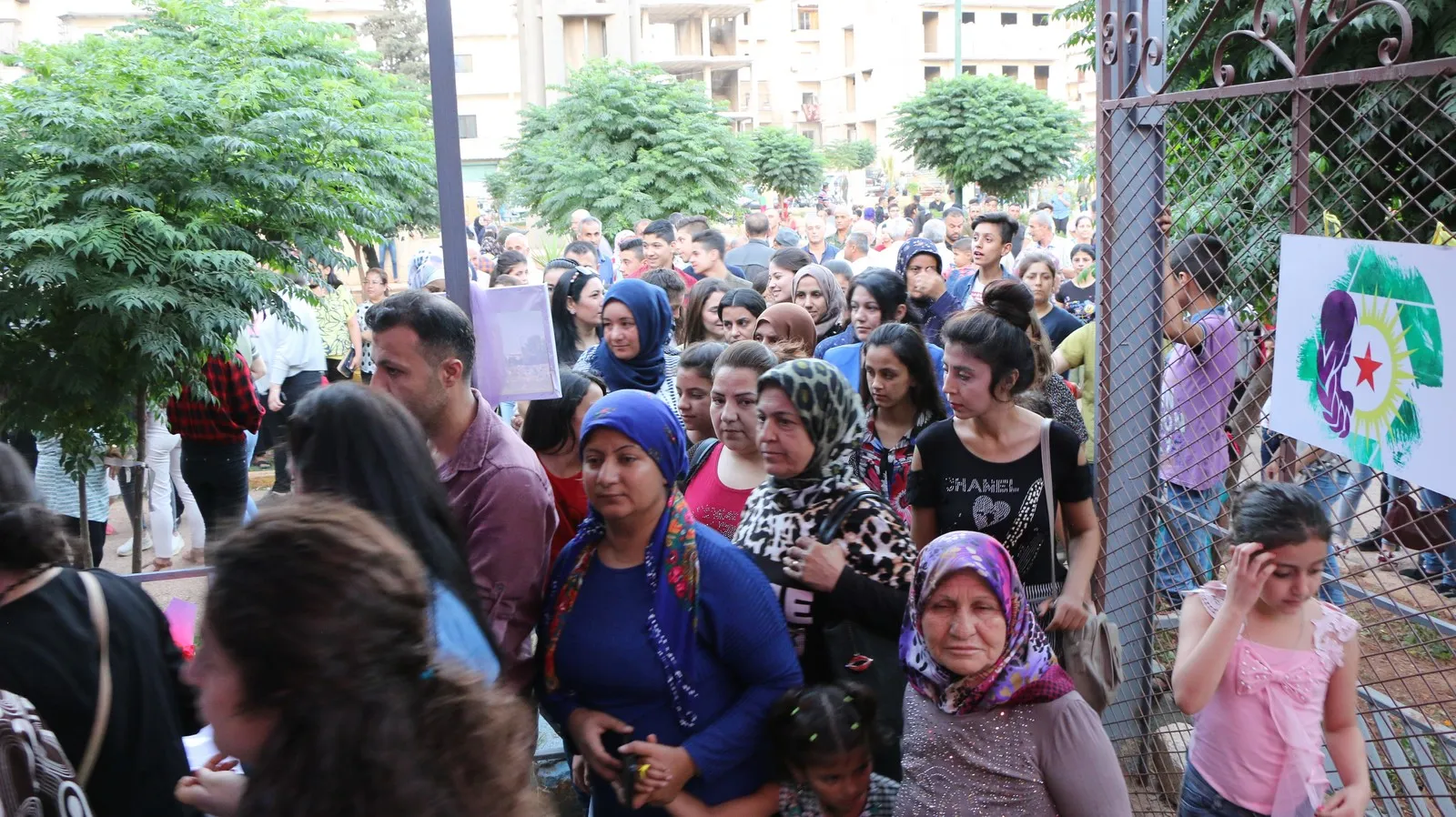 Jinên ciwan bi boneya salvegera Şoreşa 19'ê Tîrmehê pêşangehek vekir