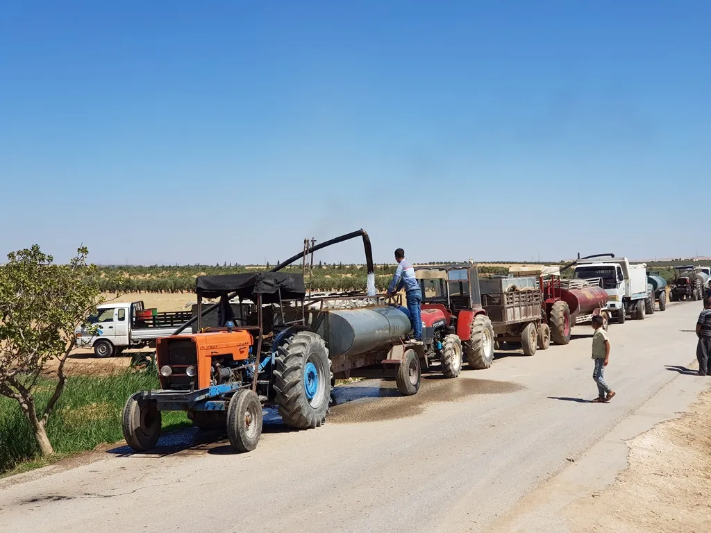 Koçberên Efrînê debara xwe bi ava bîran dikin
