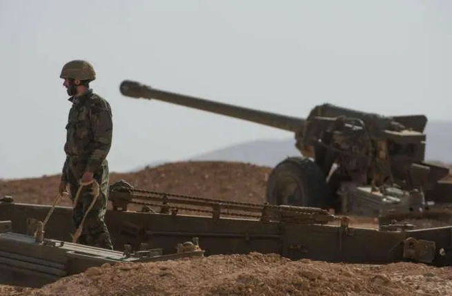 Hêzên hikumetê bi dijwarî gundewarên Idlib, Hema û Laziqiyê topbaran dikin