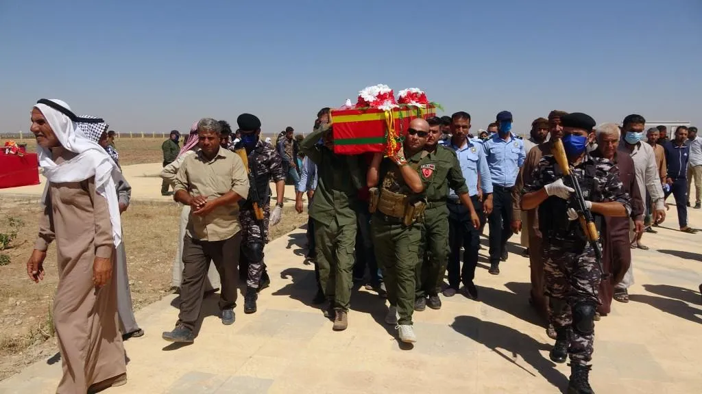 Cenazeyê şehîd Esad Elî li goristana şehîdan a Til Hemîsê hat oxirkirin