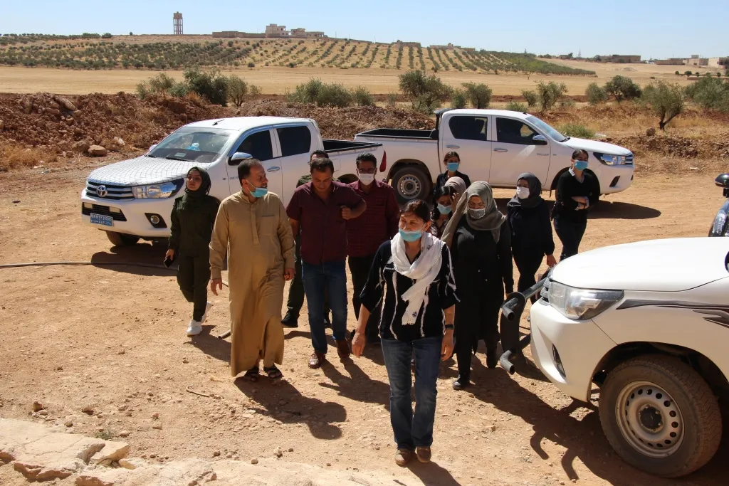 Rêveberiya Minbicê bi boneya salvegera 4`an a rizgarkirinê serdana eniyan kir