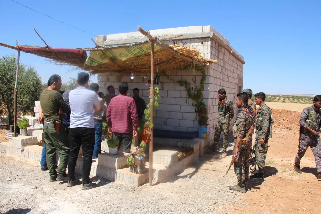 Rêveberiya Minbicê bi boneya salvegera 4`an a rizgarkirinê serdana eniyan kir