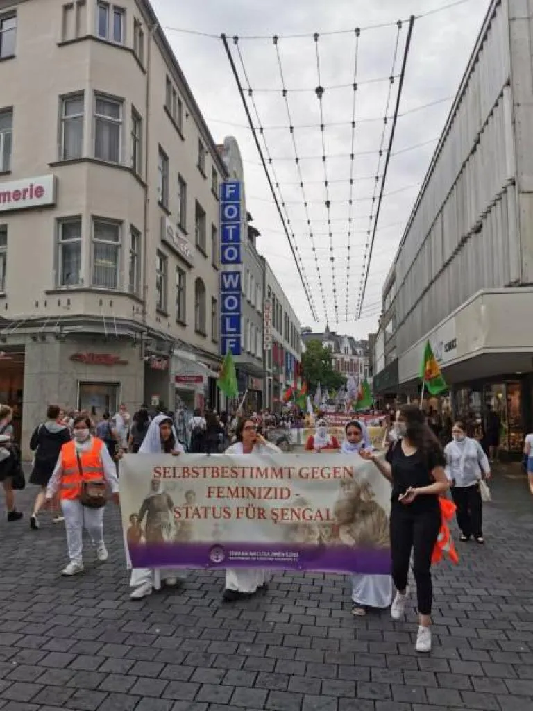 Kurdistaniyên li Almanyayê xwepêşandanek ji bo salvegera 6’an a komkujiya Şengalê li dar xist