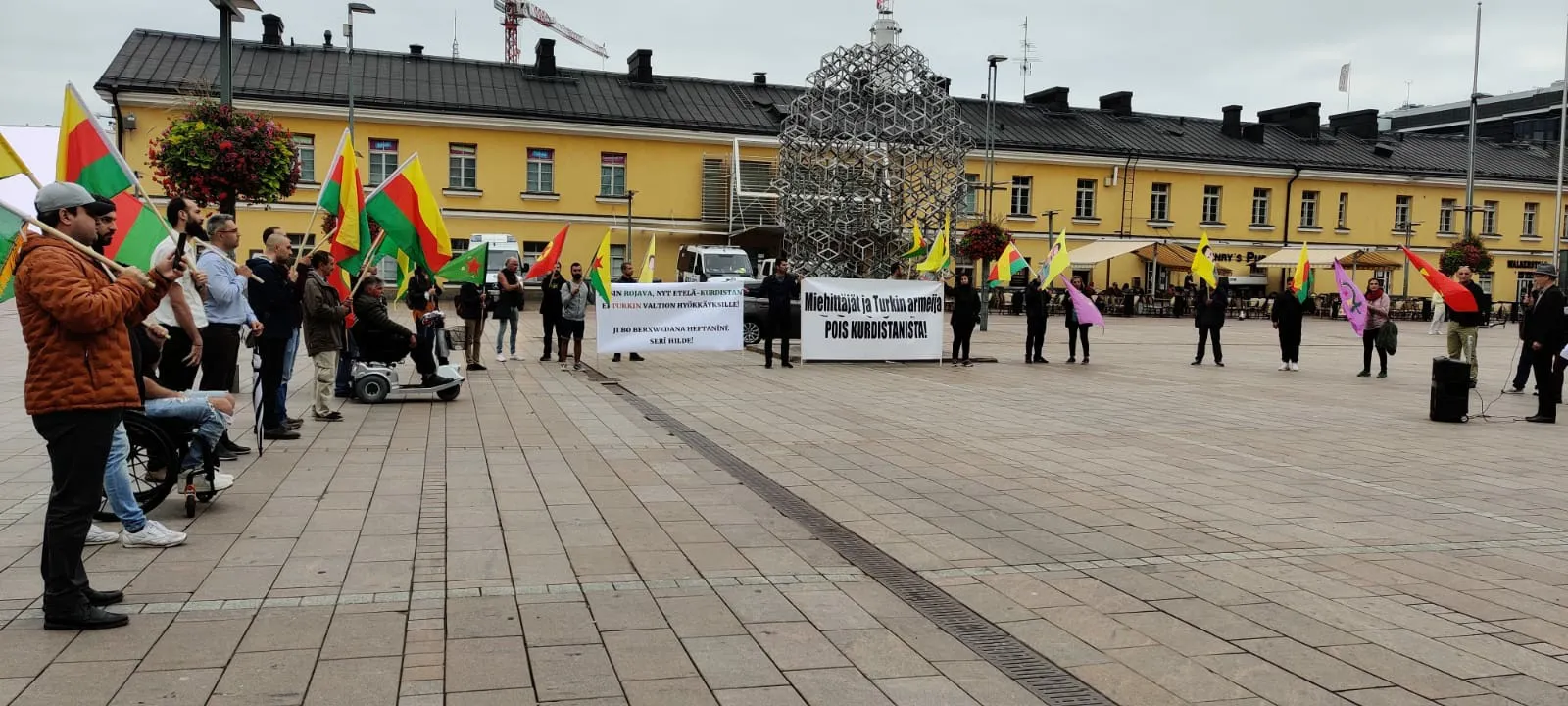 Li Finlandayê, berxwedana gerîlayan li Heftenînê hate silavkirin