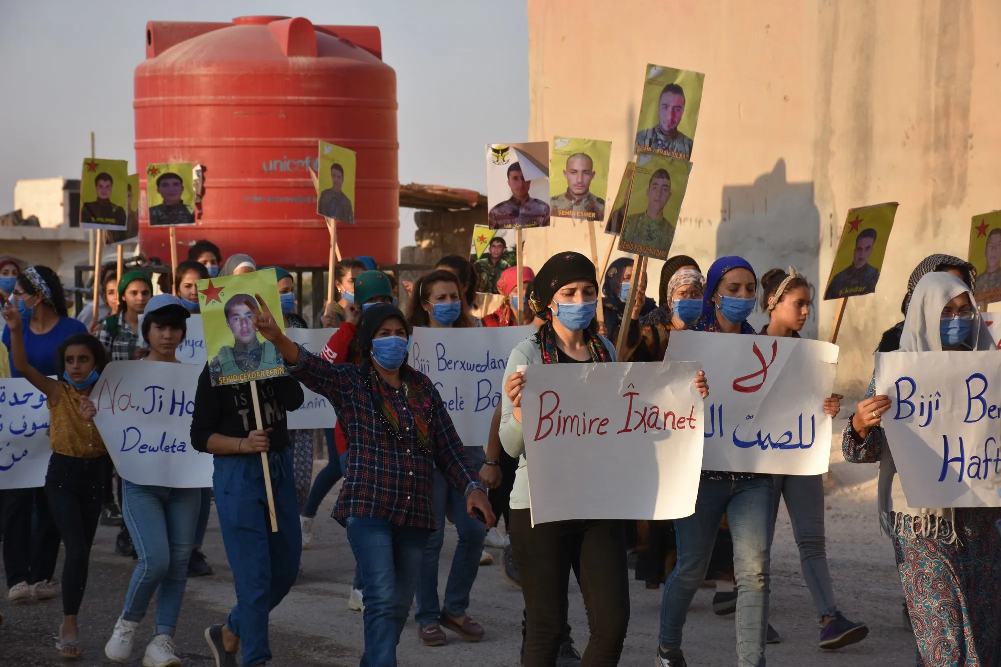 Şêniyên Efrînê bi meşekê berxwedana Heftenînê silav kir
