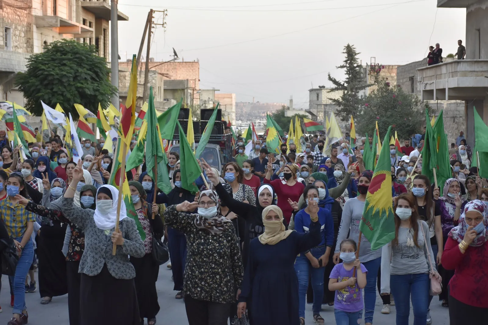 Şêniyên Helebê berxwedana Heftenînê silav kir