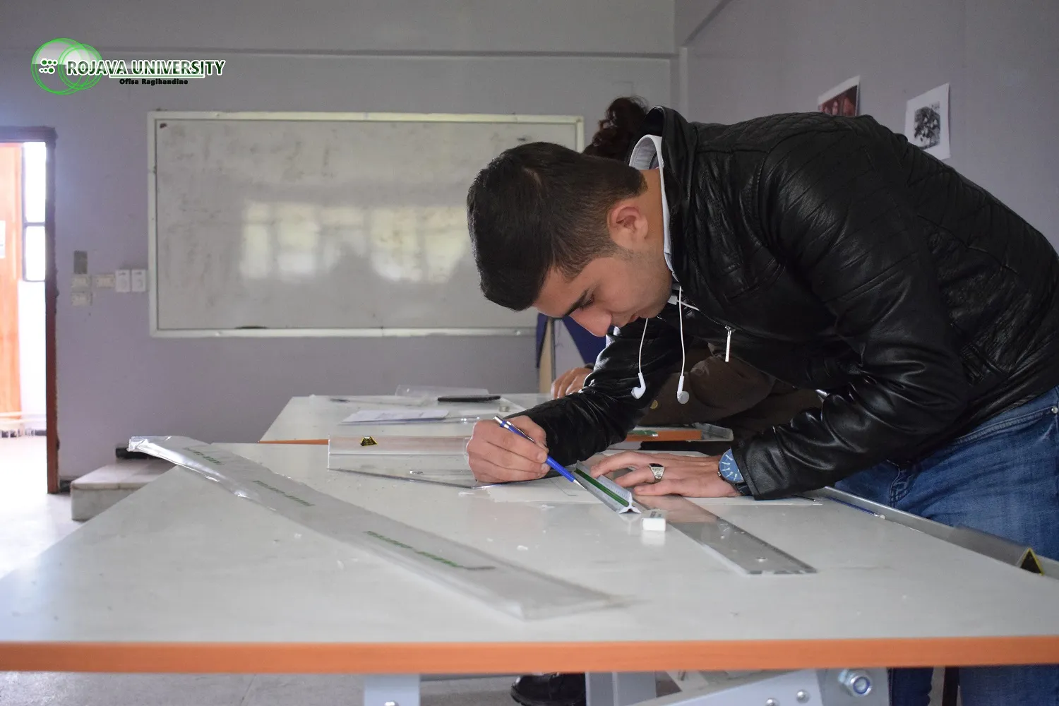 ​​​​​​​Zanîngeha Rojava ji bo pêkanîna pîvanên zanistî yên navnetewî xebatekî mezin dimeşîne