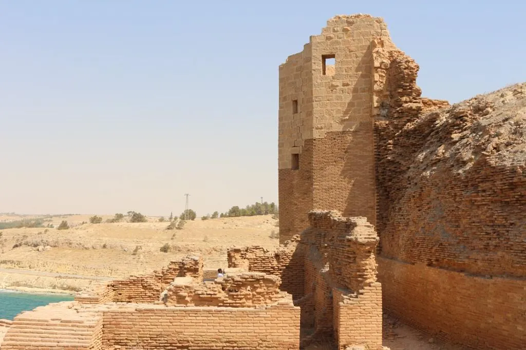 Gerînendetiya Turîzmê ya Tebqayê ji ber hilweşîna bircên Keleha Ceber hişyarî da