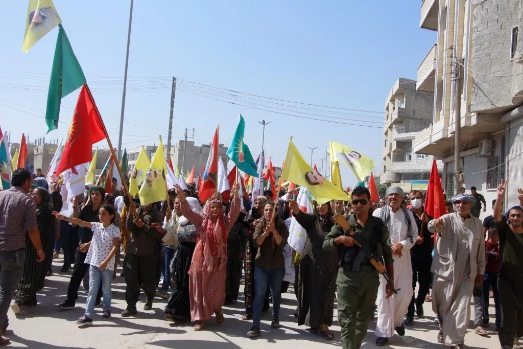 ​​​​​​​Gelê Kobanê bi meşekê piştgiriya berxwedana Heftanînê kir