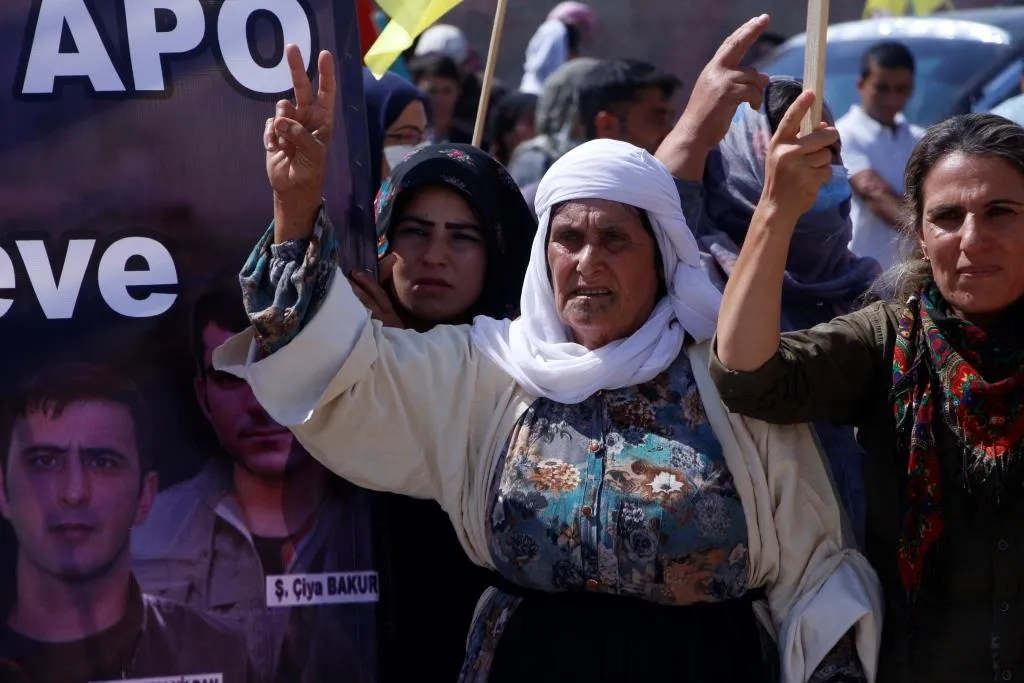 ​​​​​​​Gelê Kobanê bi meşekê piştgiriya berxwedana Heftanînê kir