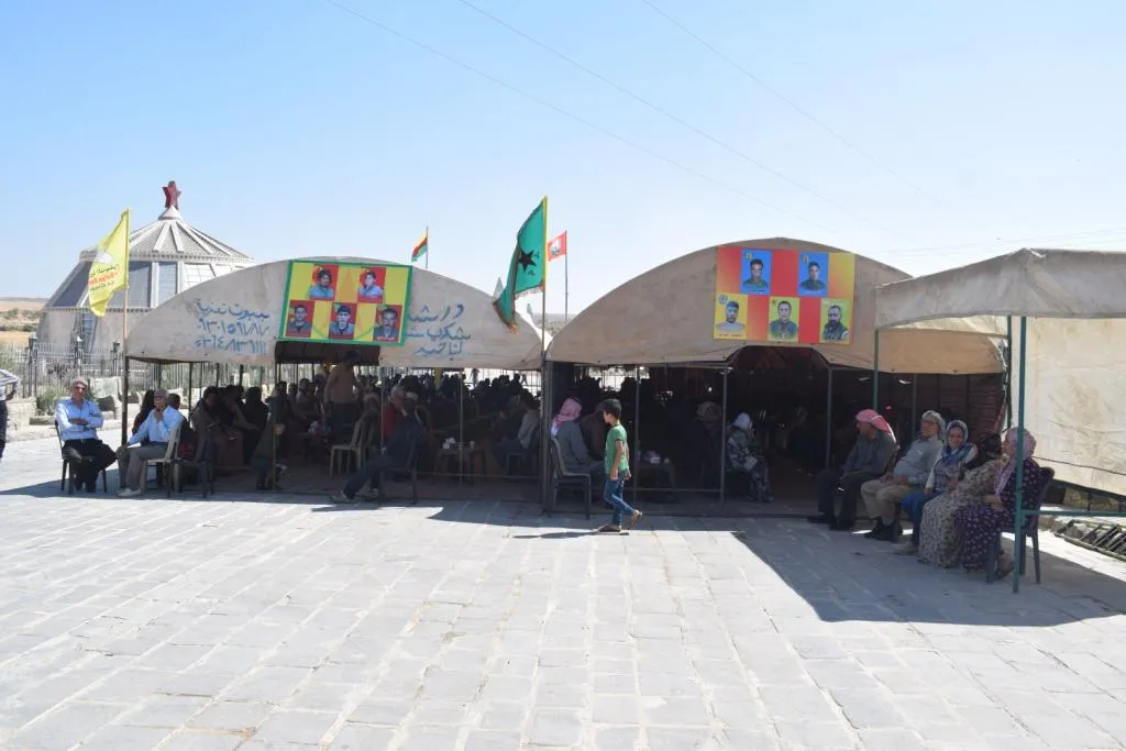 Şêniyên Kobanê sersaxî da malbatên 9 şehîdan