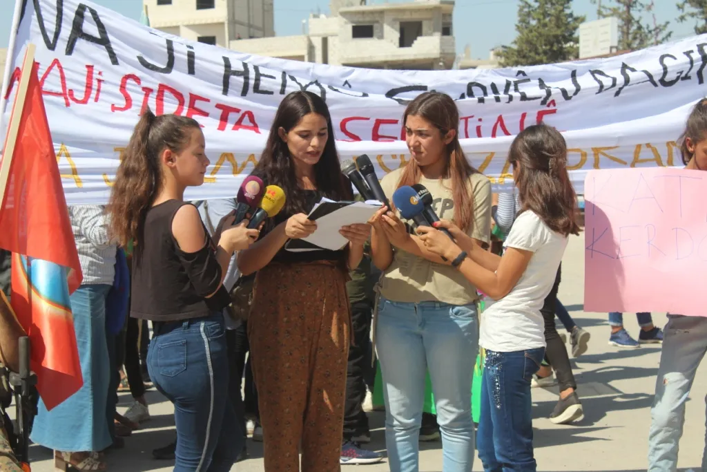 Jinên Kobanê û Minbicê sûcên dewleta Tirk ên li herêmên dagirkirî şermezar kirin
