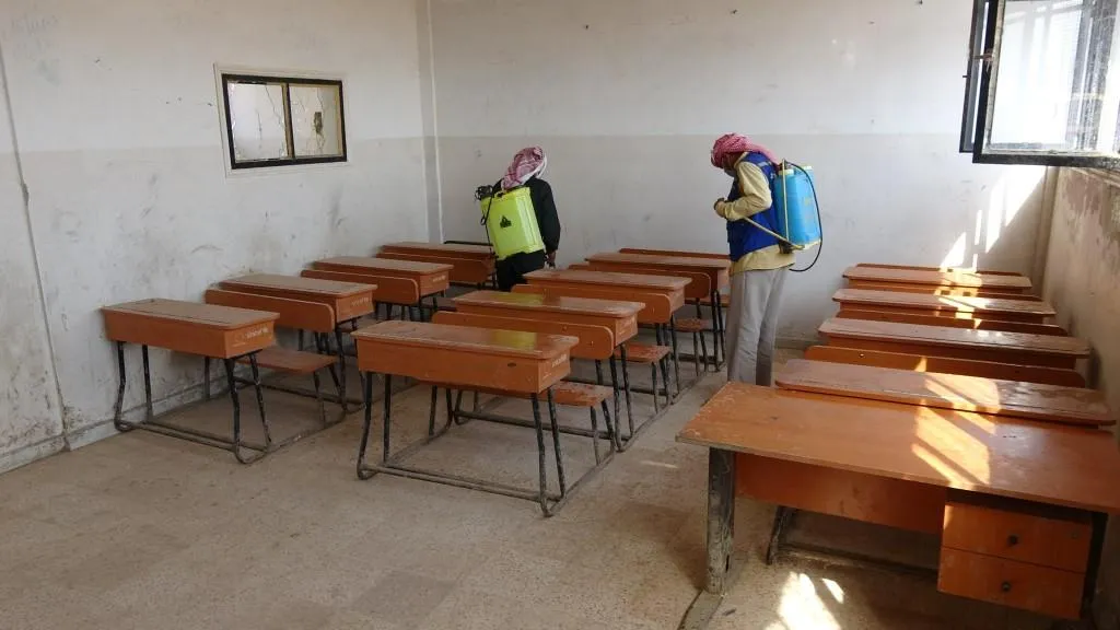 Desteya Perwerde û Fêrkirinê dibistanan dezenfekte dike
